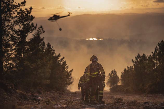 An active wildfire has burned 20 hectares in Lousame, A Coruna. Several firefighters are working to extinguish the blaze as of August 14, 2026, in Lousame, A Coruna, Galicia, Spain. The Regional Ministry of Rural Affairs has reported an active wildfire that has already burned approximately 20 hectares in the municipality of Lousame in A Coruna. Specifically, according to the regional government, the fire broke out around 5:30 p.m. in the parish of Lesende and, according to preliminary estimates, it has affected approximately 20 hectares. To extinguish the fire, two technicians, nine firefighters, 13 firefighting crews, eight motorized water pumps, three excavators, nine helicopters, and four airplanes—including resources from the BRIF in L Copyright: xAgostimex 7714666
