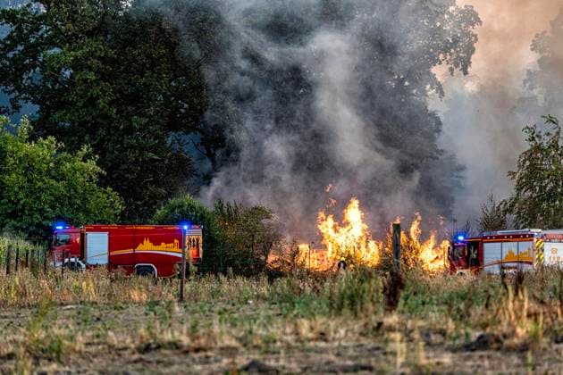 Forest Fire Near Sonsbeck Labbeck ** FOR EDITORIAL USE ONLY ** EDITORIAL USE ONLY ** p A forest area is on fire on August 14, 2026, next to Marienbaumer Straße in Lübeck. The fire department is on the scene with a large number of personnel to extinguish the blaze. Photo by Arnulf Stoffel, Funke Foto Services p Colorful Germany, North Rhine-Westphalia, Sonsbeck. Copyright ArnulfxStoffel Copyright: ArnulfxStoffel doc875rzht70m93c8y5l9y ,EDITORIAL USE ONLY Copyright: ArnulfxStoffel