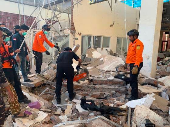 News Bilder des Tages (260815) -- FLORES ISLAND, Aug. 15, 2026 -- This photo provided by Indonesia s National Search and Rescue Agency () shows rescuers conducting search and rescue operations after an earthquake, on Flores Island, Indonesia, on Aug. 15, 2026. The death toll from a magnitude 7.7 earthquake that struck off Indonesia s Flores Island has risen to two, an official at the National Disaster Management Agency said Saturday, as authorities warned of possible aftershocks. A tsunami warning issued after the quake was later lifted. Rescue teams are continuing to assess damage and casualties in affected areas across Flores Island, with further details expected as emergency operations continue. ( Handout via Xinhua) (SpotNews) INDONESIA-FLORES ISLAND-EAR 