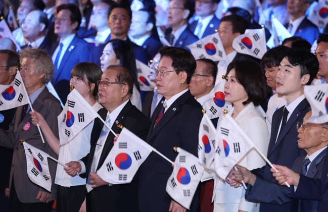 News Bilder des Tages Lee marks Liberation Day Lee marks Liberation Day President Lee Jae Myung (4rd from R) and first lady, Kim Hea Kyung (3rd from R), sing a commemorative song during a ceremony in Seoul on Aug. 15, 2026, marking the 81st Liberation Day, which commemorates Korea s liberation from Japan s 1910-45 colonial rule. (Yonhap) 2026-08-15 11:12:16 < 1980-2026 YONHAPNEWS AGENCY. .> ¼­¿ïÆ¯º°½Ã EDITORIAL USE ONLY  Copyright: xx PYH2026081503320032000 YonhapxNewsx yonphotos255631