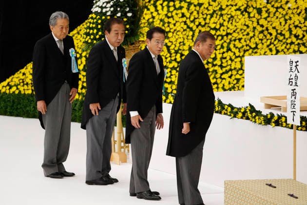 News Bilder des Tages August 15, 2026, Tokyo, Japan: (L to R) Former Japanese Prime Ministers Yukio Hatoyama, Yoshihiko Noda, Fumio Kishida, Shigeru Ishiba, attend a memorial ceremony marking the 81st anniversary of Japan s surrender in World War II at Nippon Budokan in Tokyo. Tokyo Japan - ZUMAm191 20260815_aap_m191_023 Copyright: xRodrigoxReyesxMarinx