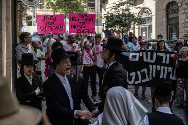 News Bilder des Tages Ultra-Orthodox Jews protest outside cafe over alleged Shabbat violation in Israel JERUSALEM - AUGUST 15: Ultra-Orthodox Jews protest outside the Bastima cafe in West Jerusalem on August 15, 2026, saying the cafe was open on Saturday during Shabbat, when work is prohibited according to their religious beliefs. Mostafa Alkharouf Anadolu Jerusalem Jerusalem. Editorial use only. Please get in touch for any other usage.  Copyright: x2026xAnadoluxMostafaxAlkharoufx