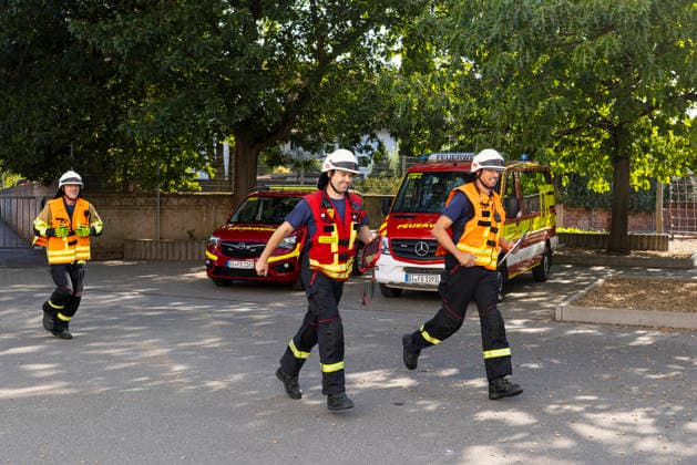 Großübung der Feuerwehr an der Marienschule in Dieburg Großübung der Feuerwehr unter realistischen Einsatzbedingungen an der Marienschule in Dieburg am 15. August 2026, simulierter Brand in der Grundschule in der Marienstraße, Alarmierung und Anfahrt der Einsatzkräfte unter Einsatzbedingungen, rund 50 beteiligte Einsatzkräfte nach Beobachtung vor Ort, mehrere Feuerwehr- und Einsatzfahrzeuge sowie eine Drehleiter im Einsatz, simulierte Menschenrettung aus dem Schulgebäude, Mitglieder der Jugendfeuerwehr als vermeintlich verletzte beziehungsweise zu rettende Personen, Rettung und Versorgung der simulierten Brandopfer, zwei Rettungswagen im Rahmen der Einsatzübung vor Ort, Zusammenarbeit von Feuerwehr und Rettungsdienst, Übung von Br