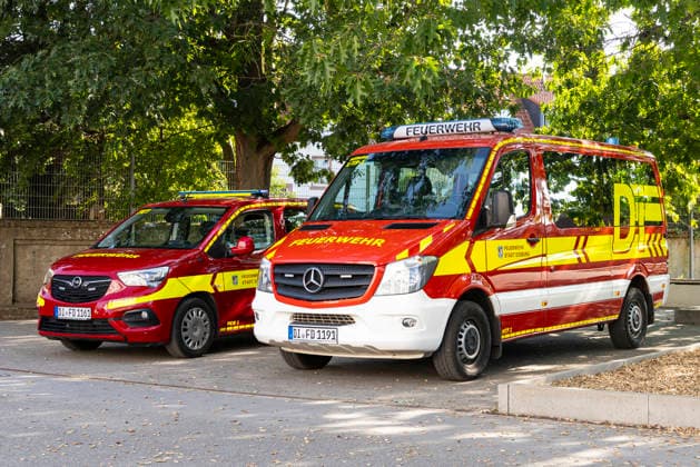 Großübung der Feuerwehr an der Marienschule in Dieburg Großübung der Feuerwehr unter realistischen Einsatzbedingungen an der Marienschule in Dieburg am 15. August 2026, simulierter Brand in der Grundschule in der Marienstraße, Alarmierung und Anfahrt der Einsatzkräfte unter Einsatzbedingungen, rund 50 beteiligte Einsatzkräfte nach Beobachtung vor Ort, mehrere Feuerwehr- und Einsatzfahrzeuge sowie eine Drehleiter im Einsatz, simulierte Menschenrettung aus dem Schulgebäude, Mitglieder der Jugendfeuerwehr als vermeintlich verletzte beziehungsweise zu rettende Personen, Rettung und Versorgung der simulierten Brandopfer, zwei Rettungswagen im Rahmen der Einsatzübung vor Ort, Zusammenarbeit von Feuerwehr und Rettungsdienst, Übung von Br