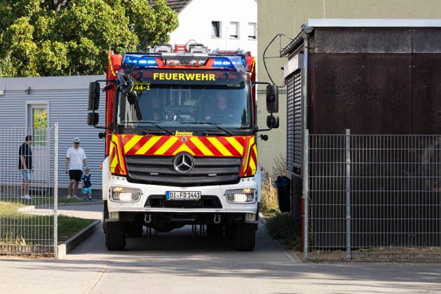 Großübung der Feuerwehr an der Marienschule in Dieburg Großübung der Feuerwehr unter realistischen Einsatzbedingungen an der Marienschule in Dieburg am 15. August 2026, simulierter Brand in der Grundschule in der Marienstraße, Alarmierung und Anfahrt der Einsatzkräfte unter Einsatzbedingungen, rund 50 beteiligte Einsatzkräfte nach Beobachtung vor Ort, mehrere Feuerwehr- und Einsatzfahrzeuge sowie eine Drehleiter im Einsatz, simulierte Menschenrettung aus dem Schulgebäude, Mitglieder der Jugendfeuerwehr als vermeintlich verletzte beziehungsweise zu rettende Personen, Rettung und Versorgung der simulierten Brandopfer, zwei Rettungswagen im Rahmen der Einsatzübung vor Ort, Zusammenarbeit von Feuerwehr und Rettungsdienst, Übung von Br