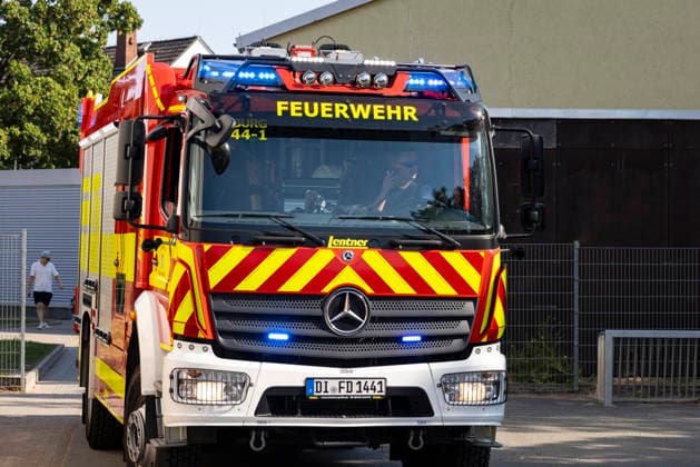 Großübung der Feuerwehr an der Marienschule in Dieburg Großübung der Feuerwehr unter realistischen Einsatzbedingungen an der Marienschule in Dieburg am 15. August 2026, simulierter Brand in der Grundschule in der Marienstraße, Alarmierung und Anfahrt der Einsatzkräfte unter Einsatzbedingungen, rund 50 beteiligte Einsatzkräfte nach Beobachtung vor Ort, mehrere Feuerwehr- und Einsatzfahrzeuge sowie eine Drehleiter im Einsatz, simulierte Menschenrettung aus dem Schulgebäude, Mitglieder der Jugendfeuerwehr als vermeintlich verletzte beziehungsweise zu rettende Personen, Rettung und Versorgung der simulierten Brandopfer, zwei Rettungswagen im Rahmen der Einsatzübung vor Ort, Zusammenarbeit von Feuerwehr und Rettungsdienst, Übung von Br