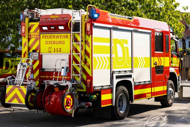 Großübung der Feuerwehr an der Marienschule in Dieburg Großübung der Feuerwehr unter realistischen Einsatzbedingungen an der Marienschule in Dieburg am 15. August 2026, simulierter Brand in der Grundschule in der Marienstraße, Alarmierung und Anfahrt der Einsatzkräfte unter Einsatzbedingungen, rund 50 beteiligte Einsatzkräfte nach Beobachtung vor Ort, mehrere Feuerwehr- und Einsatzfahrzeuge sowie eine Drehleiter im Einsatz, simulierte Menschenrettung aus dem Schulgebäude, Mitglieder der Jugendfeuerwehr als vermeintlich verletzte beziehungsweise zu rettende Personen, Rettung und Versorgung der simulierten Brandopfer, zwei Rettungswagen im Rahmen der Einsatzübung vor Ort, Zusammenarbeit von Feuerwehr und Rettungsdienst, Übung von Br