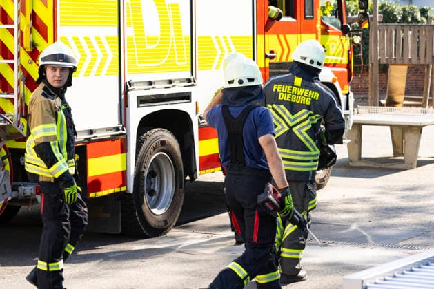 Großübung der Feuerwehr an der Marienschule in Dieburg Großübung der Feuerwehr unter realistischen Einsatzbedingungen an der Marienschule in Dieburg am 15. August 2026, simulierter Brand in der Grundschule in der Marienstraße, Alarmierung und Anfahrt der Einsatzkräfte unter Einsatzbedingungen, rund 50 beteiligte Einsatzkräfte nach Beobachtung vor Ort, mehrere Feuerwehr- und Einsatzfahrzeuge sowie eine Drehleiter im Einsatz, simulierte Menschenrettung aus dem Schulgebäude, Mitglieder der Jugendfeuerwehr als vermeintlich verletzte beziehungsweise zu rettende Personen, Rettung und Versorgung der simulierten Brandopfer, zwei Rettungswagen im Rahmen der Einsatzübung vor Ort, Zusammenarbeit von Feuerwehr und Rettungsdienst, Übung von Br