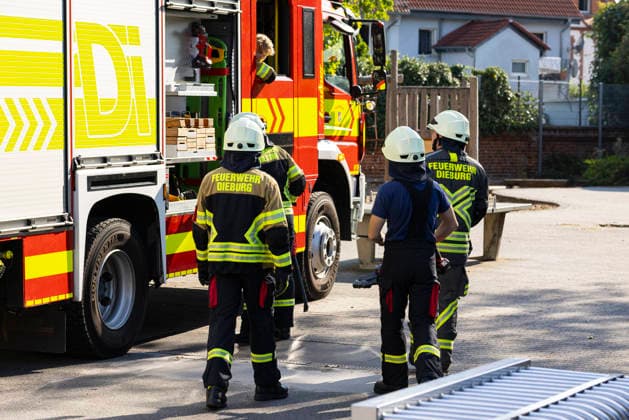 Großübung der Feuerwehr an der Marienschule in Dieburg Großübung der Feuerwehr unter realistischen Einsatzbedingungen an der Marienschule in Dieburg am 15. August 2026, simulierter Brand in der Grundschule in der Marienstraße, Alarmierung und Anfahrt der Einsatzkräfte unter Einsatzbedingungen, rund 50 beteiligte Einsatzkräfte nach Beobachtung vor Ort, mehrere Feuerwehr- und Einsatzfahrzeuge sowie eine Drehleiter im Einsatz, simulierte Menschenrettung aus dem Schulgebäude, Mitglieder der Jugendfeuerwehr als vermeintlich verletzte beziehungsweise zu rettende Personen, Rettung und Versorgung der simulierten Brandopfer, zwei Rettungswagen im Rahmen der Einsatzübung vor Ort, Zusammenarbeit von Feuerwehr und Rettungsdienst, Übung von Br