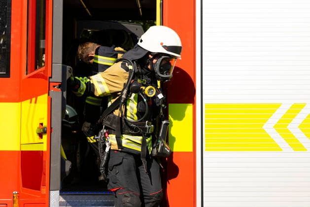 Großübung der Feuerwehr an der Marienschule in Dieburg Großübung der Feuerwehr unter realistischen Einsatzbedingungen an der Marienschule in Dieburg am 15. August 2026, simulierter Brand in der Grundschule in der Marienstraße, Alarmierung und Anfahrt der Einsatzkräfte unter Einsatzbedingungen, rund 50 beteiligte Einsatzkräfte nach Beobachtung vor Ort, mehrere Feuerwehr- und Einsatzfahrzeuge sowie eine Drehleiter im Einsatz, simulierte Menschenrettung aus dem Schulgebäude, Mitglieder der Jugendfeuerwehr als vermeintlich verletzte beziehungsweise zu rettende Personen, Rettung und Versorgung der simulierten Brandopfer, zwei Rettungswagen im Rahmen der Einsatzübung vor Ort, Zusammenarbeit von Feuerwehr und Rettungsdienst, Übung von Br