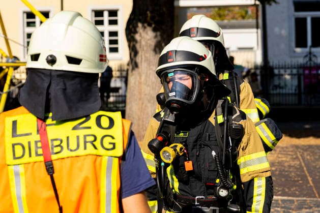 Großübung der Feuerwehr an der Marienschule in Dieburg Großübung der Feuerwehr unter realistischen Einsatzbedingungen an der Marienschule in Dieburg am 15. August 2026, simulierter Brand in der Grundschule in der Marienstraße, Alarmierung und Anfahrt der Einsatzkräfte unter Einsatzbedingungen, rund 50 beteiligte Einsatzkräfte nach Beobachtung vor Ort, mehrere Feuerwehr- und Einsatzfahrzeuge sowie eine Drehleiter im Einsatz, simulierte Menschenrettung aus dem Schulgebäude, Mitglieder der Jugendfeuerwehr als vermeintlich verletzte beziehungsweise zu rettende Personen, Rettung und Versorgung der simulierten Brandopfer, zwei Rettungswagen im Rahmen der Einsatzübung vor Ort, Zusammenarbeit von Feuerwehr und Rettungsdienst, Übung von Br