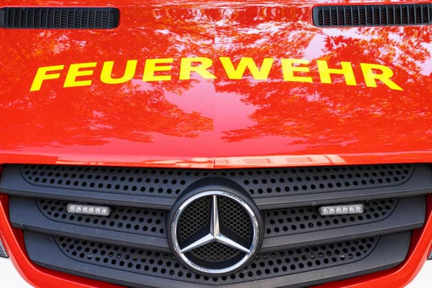 Großübung der Feuerwehr an der Marienschule in Dieburg Großübung der Feuerwehr unter realistischen Einsatzbedingungen an der Marienschule in Dieburg am 15. August 2026, simulierter Brand in der Grundschule in der Marienstraße, Alarmierung und Anfahrt der Einsatzkräfte unter Einsatzbedingungen, rund 50 beteiligte Einsatzkräfte nach Beobachtung vor Ort, mehrere Feuerwehr- und Einsatzfahrzeuge sowie eine Drehleiter im Einsatz, simulierte Menschenrettung aus dem Schulgebäude, Mitglieder der Jugendfeuerwehr als vermeintlich verletzte beziehungsweise zu rettende Personen, Rettung und Versorgung der simulierten Brandopfer, zwei Rettungswagen im Rahmen der Einsatzübung vor Ort, Zusammenarbeit von Feuerwehr und Rettungsdienst, Übung von Br