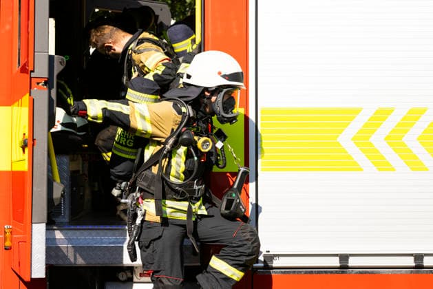 Großübung der Feuerwehr an der Marienschule in Dieburg Großübung der Feuerwehr unter realistischen Einsatzbedingungen an der Marienschule in Dieburg am 15. August 2026, simulierter Brand in der Grundschule in der Marienstraße, Alarmierung und Anfahrt der Einsatzkräfte unter Einsatzbedingungen, rund 50 beteiligte Einsatzkräfte nach Beobachtung vor Ort, mehrere Feuerwehr- und Einsatzfahrzeuge sowie eine Drehleiter im Einsatz, simulierte Menschenrettung aus dem Schulgebäude, Mitglieder der Jugendfeuerwehr als vermeintlich verletzte beziehungsweise zu rettende Personen, Rettung und Versorgung der simulierten Brandopfer, zwei Rettungswagen im Rahmen der Einsatzübung vor Ort, Zusammenarbeit von Feuerwehr und Rettungsdienst, Übung von Br