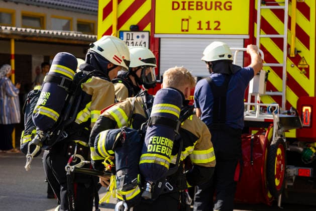 Großübung der Feuerwehr an der Marienschule in Dieburg Großübung der Feuerwehr unter realistischen Einsatzbedingungen an der Marienschule in Dieburg am 15. August 2026, simulierter Brand in der Grundschule in der Marienstraße, Alarmierung und Anfahrt der Einsatzkräfte unter Einsatzbedingungen, rund 50 beteiligte Einsatzkräfte nach Beobachtung vor Ort, mehrere Feuerwehr- und Einsatzfahrzeuge sowie eine Drehleiter im Einsatz, simulierte Menschenrettung aus dem Schulgebäude, Mitglieder der Jugendfeuerwehr als vermeintlich verletzte beziehungsweise zu rettende Personen, Rettung und Versorgung der simulierten Brandopfer, zwei Rettungswagen im Rahmen der Einsatzübung vor Ort, Zusammenarbeit von Feuerwehr und Rettungsdienst, Übung von Br