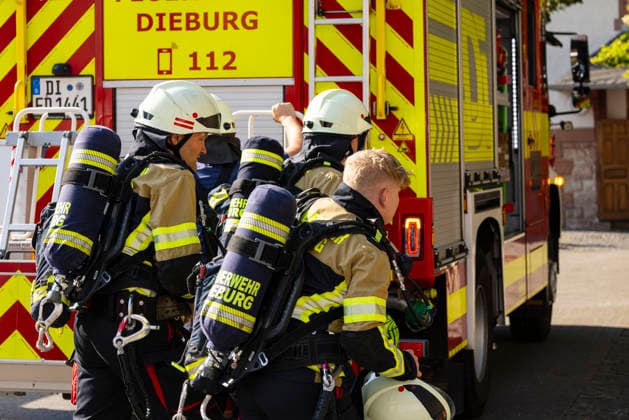 Großübung der Feuerwehr an der Marienschule in Dieburg Großübung der Feuerwehr unter realistischen Einsatzbedingungen an der Marienschule in Dieburg am 15. August 2026, simulierter Brand in der Grundschule in der Marienstraße, Alarmierung und Anfahrt der Einsatzkräfte unter Einsatzbedingungen, rund 50 beteiligte Einsatzkräfte nach Beobachtung vor Ort, mehrere Feuerwehr- und Einsatzfahrzeuge sowie eine Drehleiter im Einsatz, simulierte Menschenrettung aus dem Schulgebäude, Mitglieder der Jugendfeuerwehr als vermeintlich verletzte beziehungsweise zu rettende Personen, Rettung und Versorgung der simulierten Brandopfer, zwei Rettungswagen im Rahmen der Einsatzübung vor Ort, Zusammenarbeit von Feuerwehr und Rettungsdienst, Übung von Br