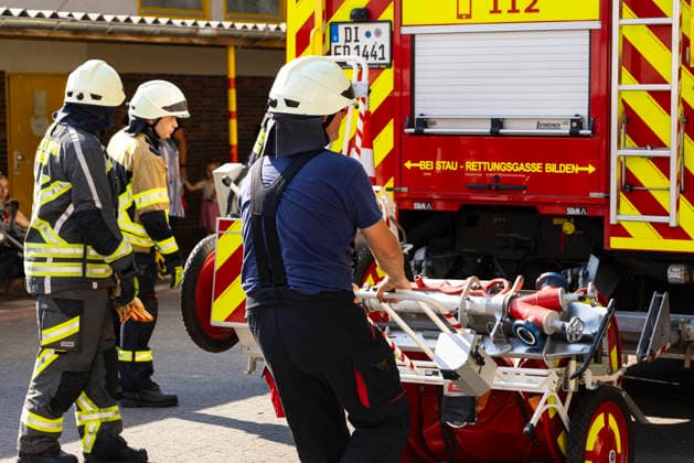 Großübung der Feuerwehr an der Marienschule in Dieburg Großübung der Feuerwehr unter realistischen Einsatzbedingungen an der Marienschule in Dieburg am 15. August 2026, simulierter Brand in der Grundschule in der Marienstraße, Alarmierung und Anfahrt der Einsatzkräfte unter Einsatzbedingungen, rund 50 beteiligte Einsatzkräfte nach Beobachtung vor Ort, mehrere Feuerwehr- und Einsatzfahrzeuge sowie eine Drehleiter im Einsatz, simulierte Menschenrettung aus dem Schulgebäude, Mitglieder der Jugendfeuerwehr als vermeintlich verletzte beziehungsweise zu rettende Personen, Rettung und Versorgung der simulierten Brandopfer, zwei Rettungswagen im Rahmen der Einsatzübung vor Ort, Zusammenarbeit von Feuerwehr und Rettungsdienst, Übung von Br