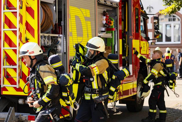 Großübung der Feuerwehr an der Marienschule in Dieburg Großübung der Feuerwehr unter realistischen Einsatzbedingungen an der Marienschule in Dieburg am 15. August 2026, simulierter Brand in der Grundschule in der Marienstraße, Alarmierung und Anfahrt der Einsatzkräfte unter Einsatzbedingungen, rund 50 beteiligte Einsatzkräfte nach Beobachtung vor Ort, mehrere Feuerwehr- und Einsatzfahrzeuge sowie eine Drehleiter im Einsatz, simulierte Menschenrettung aus dem Schulgebäude, Mitglieder der Jugendfeuerwehr als vermeintlich verletzte beziehungsweise zu rettende Personen, Rettung und Versorgung der simulierten Brandopfer, zwei Rettungswagen im Rahmen der Einsatzübung vor Ort, Zusammenarbeit von Feuerwehr und Rettungsdienst, Übung von Br