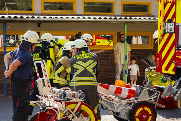 Großübung der Feuerwehr an der Marienschule in Dieburg Großübung der Feuerwehr unter realistischen Einsatzbedingungen an der Marienschule in Dieburg am 15. August 2026, simulierter Brand in der Grundschule in der Marienstraße, Alarmierung und Anfahrt der Einsatzkräfte unter Einsatzbedingungen, rund 50 beteiligte Einsatzkräfte nach Beobachtung vor Ort, mehrere Feuerwehr- und Einsatzfahrzeuge sowie eine Drehleiter im Einsatz, simulierte Menschenrettung aus dem Schulgebäude, Mitglieder der Jugendfeuerwehr als vermeintlich verletzte beziehungsweise zu rettende Personen, Rettung und Versorgung der simulierten Brandopfer, zwei Rettungswagen im Rahmen der Einsatzübung vor Ort, Zusammenarbeit von Feuerwehr und Rettungsdienst, Übung von Br