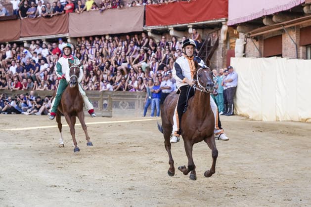 Costumed rehearsal the day before the August 2026 Palio di Siena Siena, Piazza del Campo August 15, 2026. The morning trial took place earlier today, featuring jockeys wearing the colors of the ten *Contrade* that will participate in the race on August 16. Siena Piazza Del Campo Toscana ITALIA Copyright: xSALVATORExDExROSAxSalvatorexDexRosax DSC01083