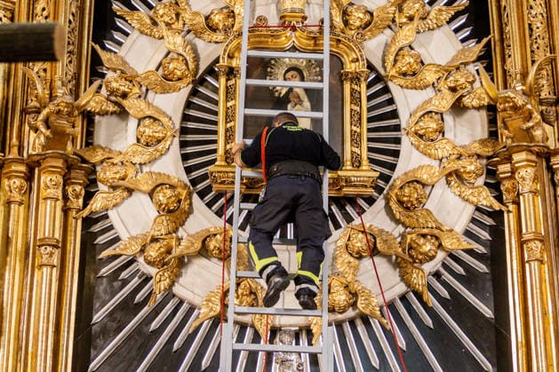 News Bilder des Tages Events in Honor of the Virgin of La Paloma in Madrid A firefighter during the lowering of the painting at the Church of the Virgin of La Paloma on August 15, 2026, in Madrid, Spain. The Fiestas de la Paloma, or Verbena de la Paloma, is a summer celebration in honor of the Virgin of La Paloma, originally held in the historic Calatrava neighborhood, near Toledo Street and Cebada Square, in the central district of the city of Madrid. The Virgin of La Paloma is considered the popular patron saint of the capital. AUGUST 15, 2026 PALOMA VIRGIN OF LA PALOMA MASS OFFERING FIREFIGHTERS UNVEILING OF THE PAINTING Madrid Madrid, Spain Copyright: xRicardoxRubiox 7715413