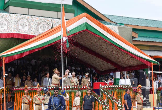 80th Independence Day Celebrations in Jammu and Kashmir s Srinagar Srinagar, Aug 15 (ANI): Jammu and Kashmir Chief Minister Omar Abdullah hoists the national flag during the 80th Independence Day celebrations at Bakshi Stadium, in Srinagar on Saturday. Srinagar Jammu and Kashmir India Copyright: xANIx ANI_20260815350