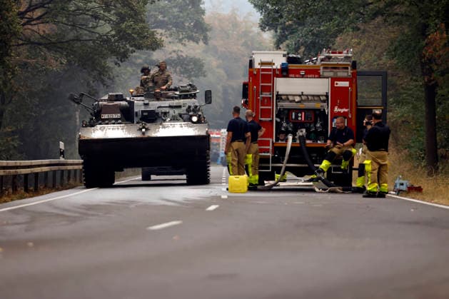 Helicopters from the German Armed Forces and the Federal Police, armored recovery vehicles from the German Armed Forces, and numerous firefighters and other volunteers are on the scene of the wildfire in the Hürtgenwald. Several hundred hectares of forest are ablaz Copyright: xChristophxHardtx