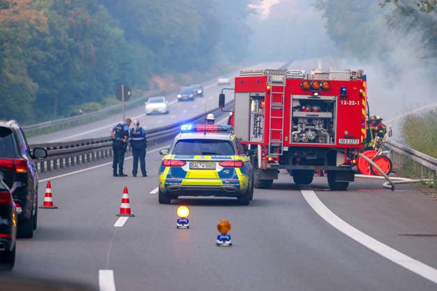 August 15, 2026, Saarbrücken, Fire department response on the A623 highway with a complete closure around 7:30 p.m. A Smart car caught fire due to a mechanical failure and was completely destroyed. The fire department extinguished the blaze. The highway was completely closed in the direction of Metz. The