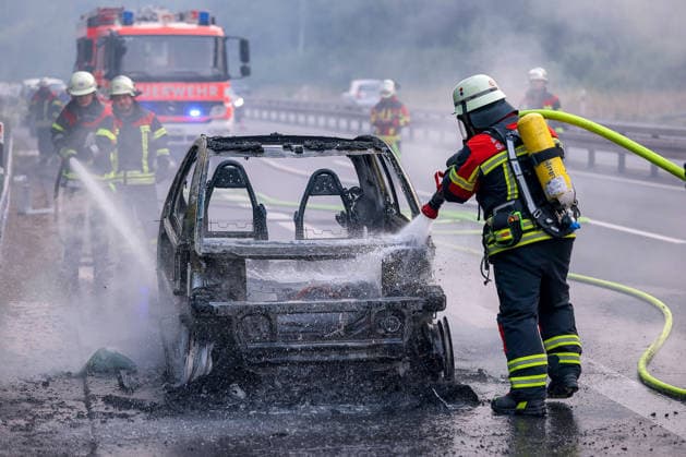 August 15, 2026, Saarbrücken, Fire department response on the A623 highway with a complete closure around 7:30 p.m. A Smart car caught fire due to a mechanical failure and was completely destroyed. The fire department extinguished the blaze. The highway was completely closed in the direction of Metz. The