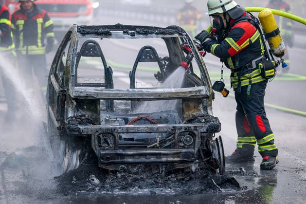 August 15, 2026, Saarbrücken, Fire department response on the A623 highway with a complete closure around 7:30 p.m. A Smart car caught fire due to a mechanical failure and was completely destroyed. The fire department extinguished the blaze. The highway was completely closed in the direction of Metz. The