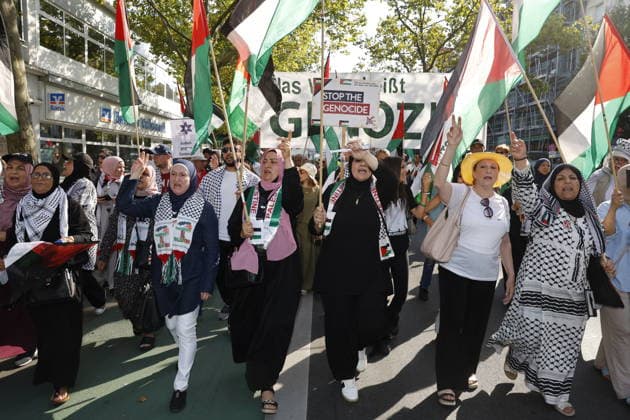 Protesters and counter-protesters at an anti-Israel demonstration, a Palestinian demonstration, and a Hamas demonstration on August 15, 2026, in Berlin, Schloßstraße, Steglitz, Germany