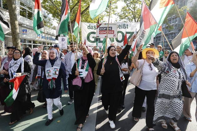 Protesters and counter-protesters at an anti-Israel demonstration, a Palestinian demonstration, and a Hamas demonstration on August 15, 2026, in Berlin, Schloßstraße, Steglitz, Germany