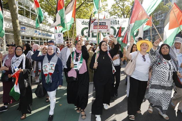 Protesters and counter-protesters at an anti-Israel demonstration, a Palestinian demonstration, and a Hamas demonstration on August 15, 2026, in Berlin, Schloßstraße, Steglitz, Germany