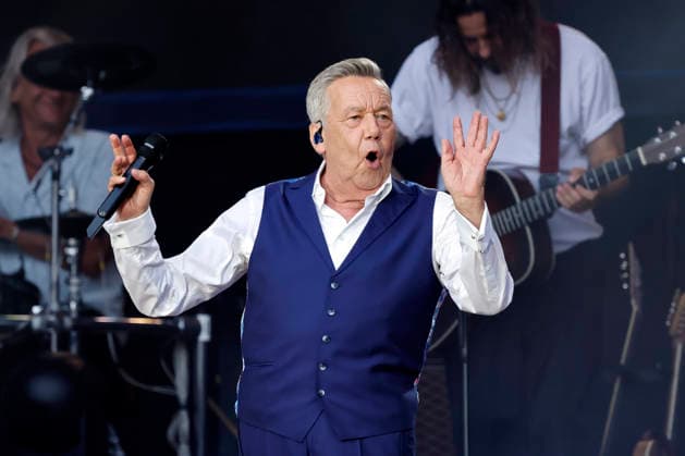 Schlager singer Roland Kaiser at his sold-out concert in front of 10,000 spectators as part of the KUNST RASEN Bonn Open Air in Bonn, August 15, 2026, North Rhine-Westphalia, Germany Copyright: xChristophxHardtx