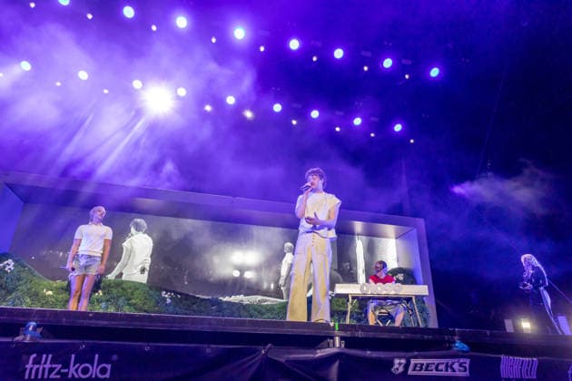 The German rap hip-hop band 01099 on the second day of Highfield 2026. The Dresden-based band consists of Gustav, Zachi, Paul, and Dani: Gustav Friedländer, Zacharias Jarsumbeck, Paul Georg Sonntag, and Daniel Schimmer. Highfield 2026 Day 2: 01099