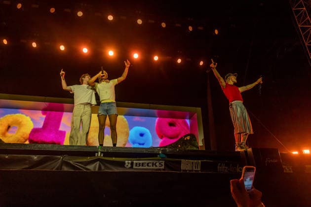 The German rap hip-hop band 01099 on the second day of Highfield 2026. The Dresden-based band consists of Gustav, Zachi, Paul, and Dani: Gustav Friedländer, Zacharias Jarsumbeck, Paul Georg Sonntag, and Daniel Schimmer. Highfield 2026 Day 2: 01099