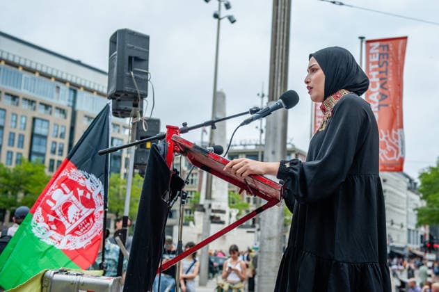 Protesters in Amsterdam rally against five years of Taliban governance - 15 Aug 2026 An Afghan woman studying in the Netherlands is giving a speech during the rally. On the fifth anniversary of the Taliban’s capture of Kabul, in Afghanistan, several organizations held a demonstration to demand that the Netherlands and the EU stop legitimizing the Taliban and prioritize the rights of Afghan women. Under the Taliban, girls are barred from education beyond primary school, and women are banned from many jobs. There are laws dictating that women must cover their faces in public and forbidding them from entering public parks. Human rights groups call it gender apartheid. Amsterdam Netherlands Copyright: xAnaxFernandezx xSOPAxImagesx Ana_Fernandez_15082026_ProtestAgainst5yearsTalibanHeldAmsterdam_008