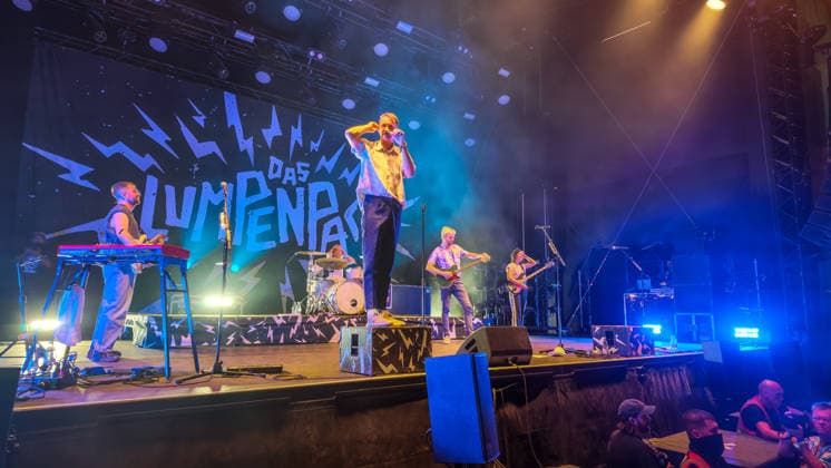 The German pop-rock band Das Lumpenpack: Vocals: Jonas Frömming; Vocals, Guitar: Maximilian Kennel; Drums: Alexandra Eckert (since 2020); Guitar, keyboard; Jason Bartsch (joined in 2020), bass; Lola Schrode at Highfield 2026, south of Leipzig; Highfield Day 2: Das Lumpenpack