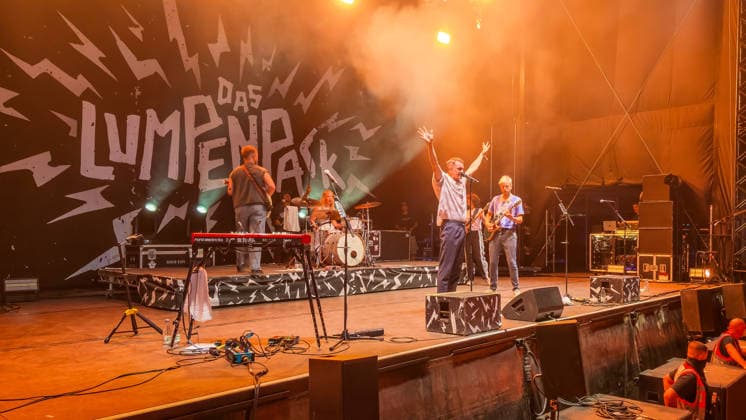 The German pop-rock band Das Lumpenpack: Vocals: Jonas Frömming; Vocals, Guitar: Maximilian Kennel; Drums: Alexandra Eckert (since 2020); Guitar, keyboard; Jason Bartsch (joined in 2020), bass; Lola Schrode at Highfield 2026, south of Leipzig; Highfield Day 2: Das Lumpenpack