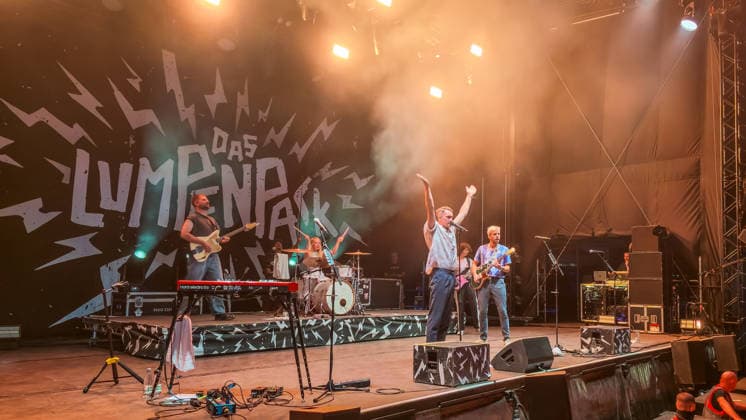 The German pop-rock band Das Lumpenpack: Vocals: Jonas Frömming; Vocals, Guitar: Maximilian Kennel; Drums: Alexandra Eckert (since 2020); Guitar, keyboard; Jason Bartsch (joined in 2020), bass; Lola Schrode at Highfield 2026, south of Leipzig; Highfield Day 2: Das Lumpenpack