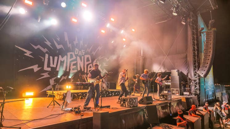 The German pop-rock band Das Lumpenpack: Vocals: Jonas Frömming; Vocals, Guitar: Maximilian Kennel; Drums: Alexandra Eckert (since 2020); Guitar, keyboard; Jason Bartsch (joined in 2020), bass; Lola Schrode at Highfield 2026, south of Leipzig; Highfield Day 2: Das Lumpenpack