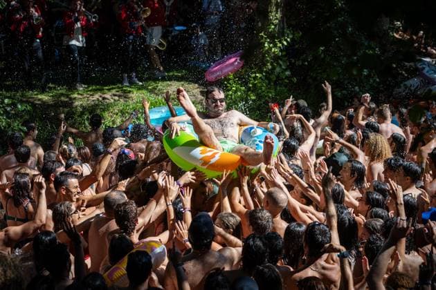 MEUTE - Surprise River Show at Vodafone Paredes de Coura 2026 - 15 Aug 2026 A festivalgoer on an inflatable float is lifted above the crowd in the water as people celebrate MEUTE’s surprise afternoon performance at the river Coura - known locally as Couraíso - during the final day of Vodafone Paredes de Coura. Paredes de Coura Portugal Copyright: xDiogoxBaptistax xSOPAxImagesx DB_MEUTERIVER20260815PDC_006
