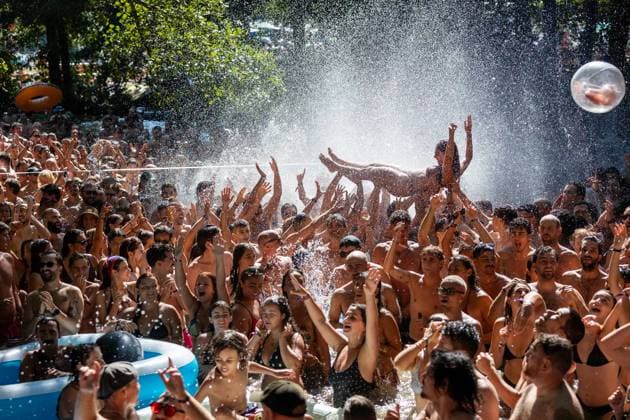 MEUTE - Surprise River Show at Vodafone Paredes de Coura 2026 - 15 Aug 2026 A festivalgoer is lifted above the crowd in the water as people celebrate MEUTE’s surprise afternoon performance at the river Coura - known locally as Couraíso - during the final day of Vodafone Paredes de Coura. Paredes de Coura Portugal Copyright: xDiogoxBaptistax xSOPAxImagesx DB_MEUTERIVER20260815PDC_009