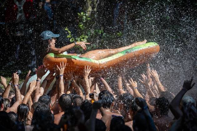 MEUTE - Surprise River Show at Vodafone Paredes de Coura 2026 - 15 Aug 2026 A festivalgoer on an inflatable float is lifted above the crowd in the water as people celebrate MEUTE’s surprise afternoon performance at the river Coura - known locally as Couraíso - during the final day of Vodafone Paredes de Coura. Paredes de Coura Portugal Copyright: xDiogoxBaptistax xSOPAxImagesx DB_MEUTERIVER20260815PDC_021