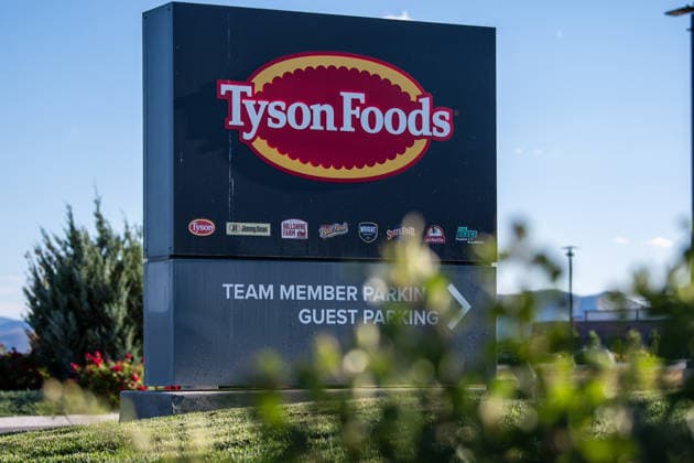 Tyson Foods Restructures Operations, Begins Multi-State Plant Shutdowns A corporate monument sign is pictured outside the Tyson Foods Eagle Mountain Complex in Eagle Mountain, Utah, United States, on August 15, 2026. Tyson Foods announced plans to permanently close the meat packaging facility by October 12, 2026, eliminating 723 local jobs as part of a multi-state restructuring plan affecting several United States beef plants due to a historic cattle shortage. Eagle Mountain Utah United States  Copyright: xCharles-McClintockxWilsonx originalFilename: schneider-tysonfoo260815_npg46.jpg