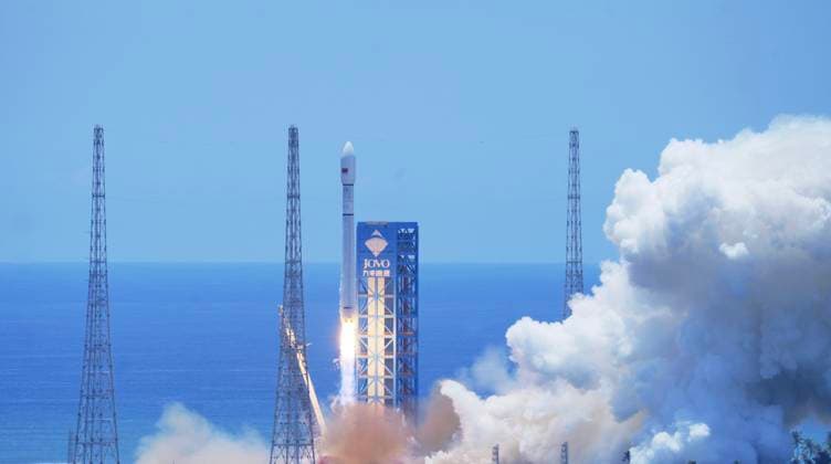 (260816) -- WENCHANG, Aug. 16, 2026 -- A Long March-12 carrier rocket carrying the 24th group of the low-orbit internet satellites blasts off from a commercial spacecraft launch site in south China s Hainan Province, Aug. 16, 2026. China sent a new batch of internet satellites into orbit Sunday from a commercial spacecraft launch site in the southern island province of Hainan. The satellites, the 24th group of the low-orbit internet satellites, lifted off aboard a Long March-12 carrier rocket at 12:10 p.m. (Beijing Time) and entered their preset orbits successfully. (Photo by Xinhua) (EyesOnSci) CHINA-HAINAN-INTERNET SATELLITES-LAUNCH (CN) LiuxJianqiu 
