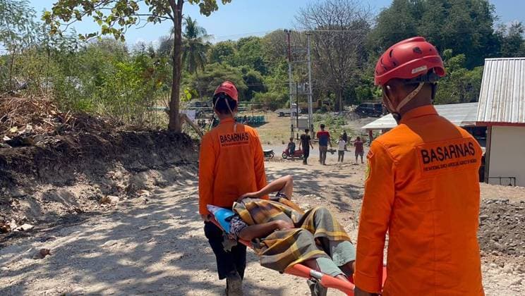 Death toll rises to 51 after 7.7 magnitude earthquake strikes eastern Indonesia EAST MANGGARAI, INDONESIA - AUGUST 16: (----EDITORIAL USE ONLY - MANDATORY CREDIT - INDONESIAN NATIONAL SEARCH AND RESCUE AGENCY (BASARNAS) HANDOUT - NO MARKETING NO ADVERTISING CAMPAIGNS - DISTRIBUTED AS A SERVICE TO CLIENTS----) Search and rescue personnel assist residents during evacuation operations in Flores, East Nusa Tenggara, following a magnitude 7.7 earthquake in East Manggarai, Indonesia, on August 16, 2026, as authorities report 51 deaths and 132 injuries, bringing the total number of casualties to 183. Basarnas Handout Anadolu East manggarai Indonesia. Editorial use only. Please get in touch for any other usage.  Copyright: x2026xAnadoluxBasarnasx xHandoutx
