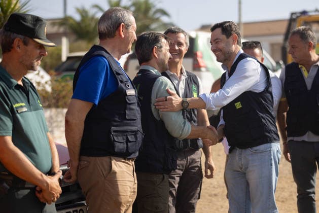 The President of the Regional Government Visits the Command Post for the Niebla Fire The President of the Regional Government of Andalusia, Juanma Moreno, greets members of the emergency response team during his visit to the command post for the Niebla fire August 16, 2026, in Niebla, Huelva, Andalusia, Spain The president of the Andalusian Regional Government, Juanma Moreno, is visiting the Niebla fire command post this Sunday to provide an update on the fire that broke out on August 6, 2026. August 16, 2026, Niebla, Huelva, Andalusia. Niebla, Huelva, Andalusia, Spain Copyright: xClaraxCarrascox 7716256
