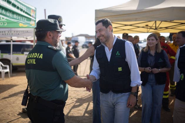 The President of the Regional Government Visits the Command Post for the Niebla Fire The President of the Regional Government of Andalusia, Juanma Moreno, greets members of the emergency response team during his visit to the command post for the Niebla fire August 16, 2026, in Niebla, Huelva, Andalusia, Spain The president of the Andalusian Regional Government, Juanma Moreno, is visiting the Niebla fire command post this Sunday to provide an update on the fire that broke out on August 6, 2026. August 16, 2026, Niebla, Huelva, Andalusia. Niebla, Huelva, Andalusia, Spain Copyright: xClaraxCarrascox 7716260