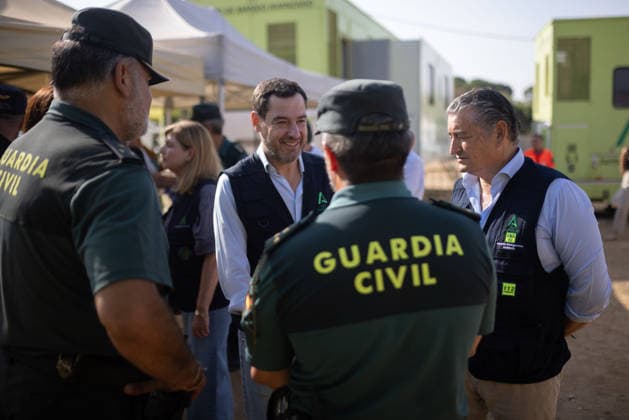 The President of the Regional Government Visits the Command Post for the Niebla Fire The President of the Regional Government of Andalusia, Juanma Moreno, greets members of the emergency response team during his visit to the command post for the Niebla fire August 16, 2026, in Niebla, Huelva, Andalusia, Spain The president of the Andalusian Regional Government, Juanma Moreno, is visiting the Niebla fire command post this Sunday to provide an update on the fire that broke out on August 6, 2026. August 16, 2026, Niebla, Huelva, Andalusia. Niebla, Huelva, Andalusia, Spain Copyright: xClaraxCarrascox 7716261