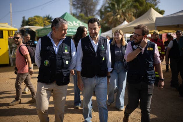 The President of the Regional Government Visits the Command Post for the Niebla Fire The President of the Regional Government of Andalusia, Juanma Moreno c, alongside the Regional Minister of the Presidency, Health and Emergencies for the Andalusian Regional Government, Antonio Sanz i, and the acting Government Delegate in Andalusia, Francisco Toscano d, during their visit to the Niebla fire command post on August 16, 2026, in Niebla, Huelva, Andalusia, Spain. The President of the Andalusian Regional Government, Juanma Moreno, visited the command post for the Niebla wildfire this Sunday to provide an update on the fire that broke out on August 6. August 16, 2026, Niebla, Huelva, Andalusia. Niebla, Huelva, Andalusia, Spain Copyright: xClaraxCarrascox 7716273